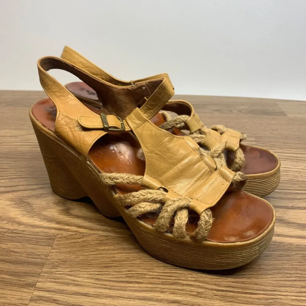 1970's FAMOLARE Womens Vintage Shoes Sandals Heels Rubber Wavy Wedge Size 6 - Picture 1 of 11